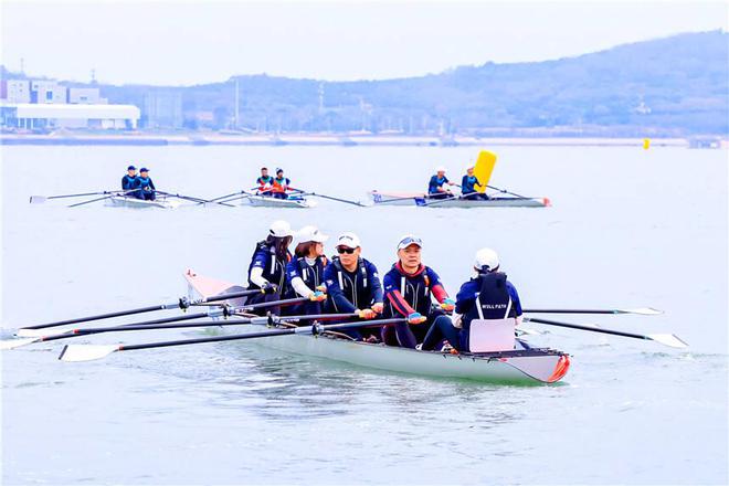 j9九游会真人游戏第一品牌上演海上“速度与”！2023亚洲海岸赛艇大师赛在青岛西(图2)