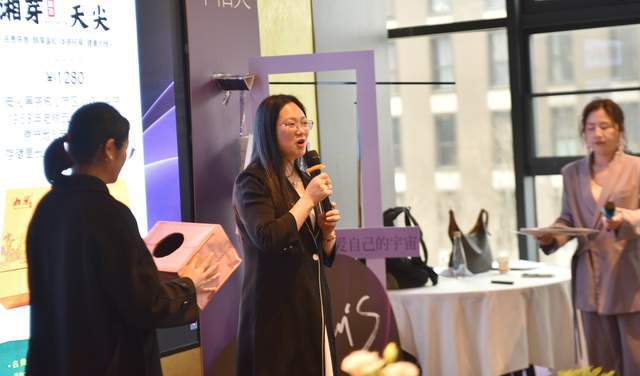 j9九游会真人游戏第一品牌聚光成炬彰显璀璨年华：湖南省川渝商会‘她’力量绽彩增辉(图12)