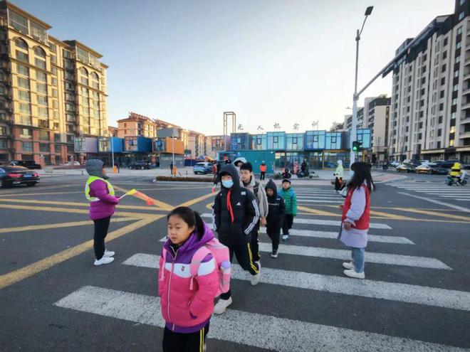 j9九游会真人游戏第一品牌礼让斑马线 护航成长路！青岛城阳组织开展文明交通进校园(图3)