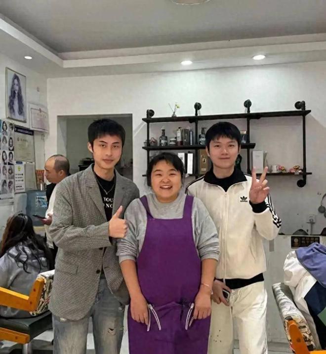 j9九游央视记者力挺招牌被紧急撤下理发师晓华也走上李子柒“老路”(图2)